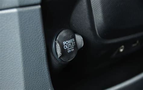 Fungsi Power Outlet Mobil & Penyebab Kerusakannya - raincitystudios.com