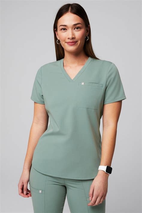Fabletics scrubs review. To cook frozen clams, thaw the clams in the refrigerator, scrub the shells and wash the clam meat under cool water. Steam or use the clams in recipes such as chowders, soups and pa... 