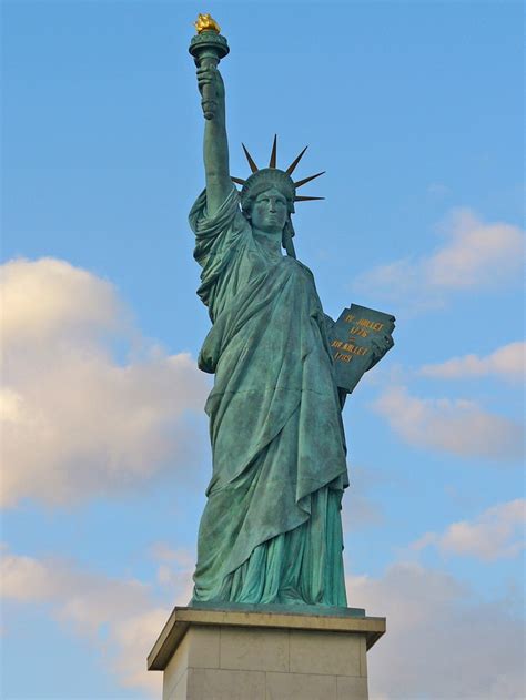 Facts for the statue of liberty. The Statue of Liberty has seven spikes on its crown representing the seven seas and seven continents of the world. The statue also has a broken chain at its feet, symbolizing the end of slavery. The Statue of Liberty was given to the United States by France in 1886 in recognition of the friendship between the two countries. 