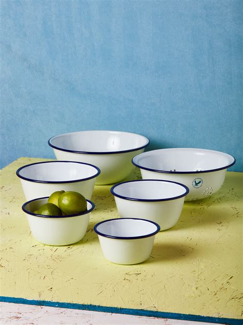 Falcon enamelware. To receive 10% off your first order, join our newsletter and hear about new products, offers and recipes. This set of four enamel individual pie dishes can be used for serving up sides or solo portions for dinner parties. This set contains 4 x 20 cm pie dishes. 