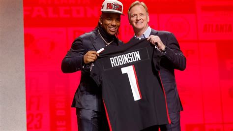 Falcons keep first-round focus on offense, take RB Robinson