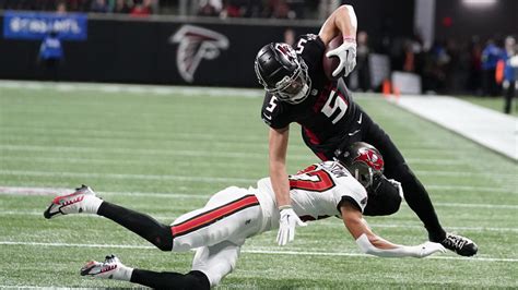Falcons squander a chance to take control in NFC South. Now it’s a 3-way tie for first place