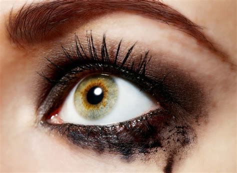 False Eyelashes vs. Mascara: Pros and Cons False Eyelashes