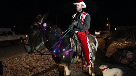 Family spreads Christmas cheer by caroling on horseback
