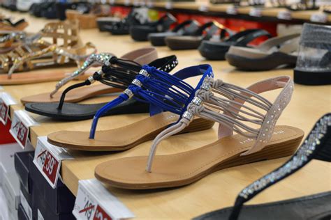 Famosu footwear. Visit Famous Footwear at 3165 LEBANON PIKE, NASHVILLE, TN for the best deals on shoes for the family! Buy online & pick up in-store or curbside. 