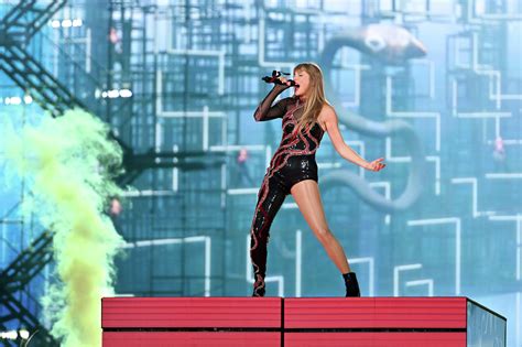 Fans pack Levi's Stadium for second Taylor Swift concert
