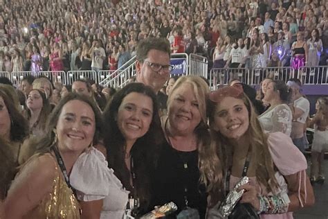 Fans share memorable run-in with Taylor Swift’s mom at Minneapolis concert 