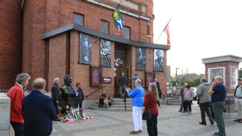 Fans to pay respects at Gordon Lightfoot public visitation today in Orillia, Ont.