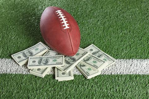 Fantasy football money leagues. Ever wonder just how much the highest paid NFL players make? As one of the most popular and well-attended professional sports leagues in the U.S., the National Football League (NFL... 