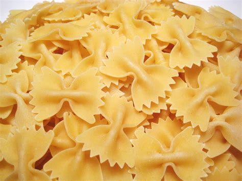 Farfelle. pasta in the shape of butterflies or bow ties··Synonym of perhospasta (“farfalle”) (type of pasta). 