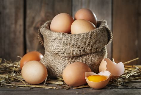 Farm fresh eggs. The weight of a chicken egg depends on its size and usually ranges from 1.5 to 2.5 ounces. The U.S. Department of Agriculture uses the weight of a dozen eggs to determine the size ... 
