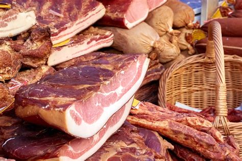 Farmers market meat. If you are interested in selling meat (including poultry) at a farmers' market, you will need to obtain a registration or permit from your local council. What ... 