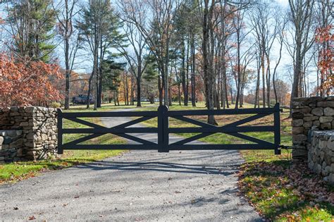 Farmhouse country driveway entrance ideas. 10. Opt For A Cement Border. One of the cheap driveway ideas, a cement border edging allows you to keep the grass lawn distinct from the stones. The edge lines might be subtle, but they offer clean lines that make your lawn and … 