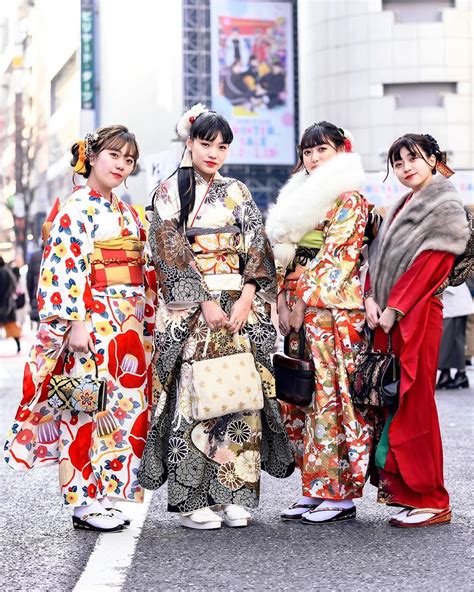 Fashion japanese clothing. The furisode kimono (振袖) is the Japanese dress of girls and young unmarried women. Its main characteristic, besides its beautiful color, is the length of the sleeves. If you look at the kanji, the first one (振, furi) means "movement, flickering", while the second one, as we said before, means "sleeves". 