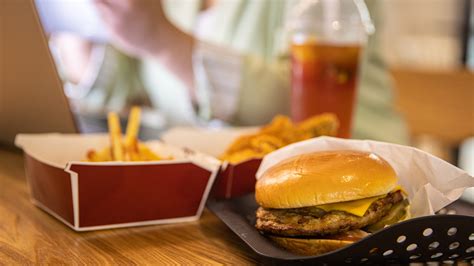 Fast foods restaurants. Dec 13, 2022 ... Convenience lovers are likely spending less time at a drive-through or fast food lobby, and more time ordering from a distance. For this reason, ... 