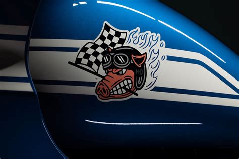 Harley-Davidson’s Fast Johnnie Collection reveals an all-new paint scheme that taps into iconic design themes featured on high-performance muscle cars and pony cars of the 1960s and 1970s – contrasting “racing” or “rally” striping over a bold base color, and a clever or symbolic character or logo incorporated into the graphics package.. 
