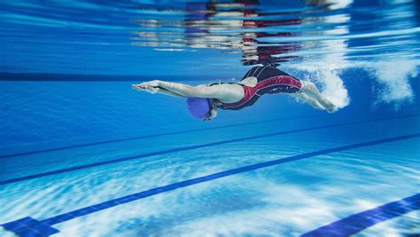 Fast swimming. Swim to the middle of the lane as you approach the wall to turn around as this will make it easier to push off on the other side of the lane if you’re swimming laps. Touch with one hand and stay low in the water. Take a quick breathe and push off strong. 5. 