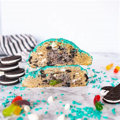 Fat weird cookie. All our cookies start with a unique base dough that stands on its own, then we add just the right amount of treats and mix-ins to create a perfect balance of flavors. 🤯 At Fat & Weird … 