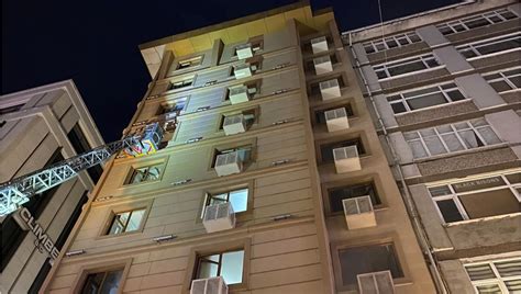 Fatih’te otelde yangın paniği: Çarşafları birbirine bağlayıp 3. kattan inmeye çalıştıs