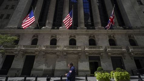 Fear grips financial markets following US bank failures