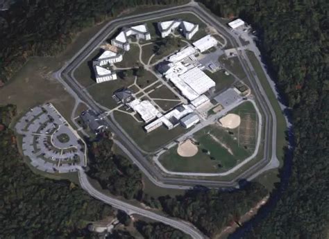BEAVER, W.Va. (AP) — An inmate at a federal prison in West V