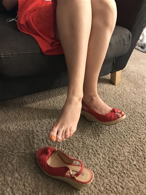 Feetwife. r/VerifiedFeet appreciates high quality videos that are exclusive to our subreddit (meaning you don't post them anywhere else) and show creativity, good lighting/poses, and are at least 10+ seconds long (15secs + preferred). In recognition of your talent and participation in our community, your post will be pinned to the top of the subreddit! 
