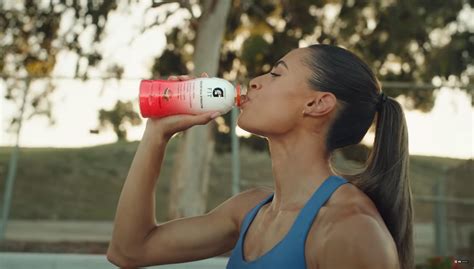 Female runner in gatorlyte commercial. Worth noting: Hydrant offers a subscription option, so you won't ever have to worry about running out. Per 8 oz. serving: 25 cal, 0 g fat, 5 g c arbs, 4 g sugar, 260 mg sodium, 200 mg potassium ... 