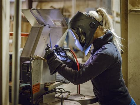 Female welders. One of the biggest benefits of welding as a career choice for women is earning potential. According to the Bureau of Labor Statistics, the median annual salary for welders is over $40,000, and the top 10 percent of welders make over $60,000 annually. Additionally, many welding jobs come with benefits such as health insurance and … 