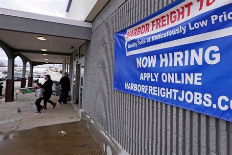 Fewer Americans apply for jobless benefits, labor market still showing strength