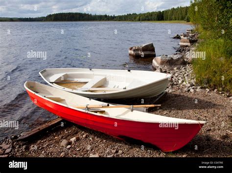 However, fiberglass boats generally cost around 25%-35% more than similarly specced aluminum boats. Meaning similar features, engines, size, style, etc. We can see this when we look at a comparison of a couple of top manufacturers who make aluminum and fiberglass boats of similar spec. Below I’ve listed this, the boat and price …