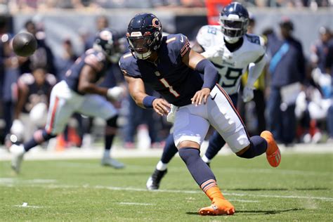 Fields throws TDs to Moore and Herbert as the Bears beat the Titans 23-17
