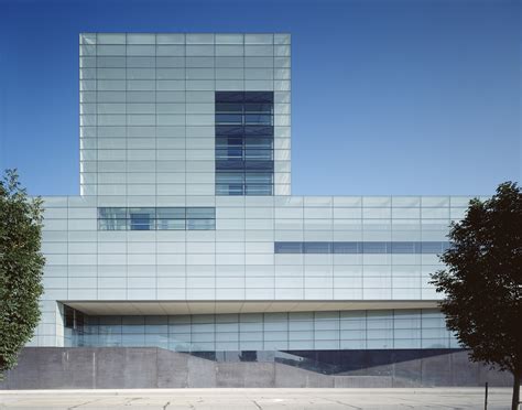 Figge museum. The Figge Art Museum is the premier art exhibition and education facility between Chicago and Des Moines. Its landmark glass building on the banks of the Mississippi, designed by British architect ... 