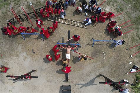 Filipinos to be nailed to crosses despite church objection