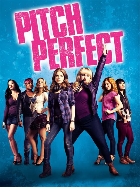 Pitch Perfect 3 - Sit Still, Look Pretty: Becca (Anna Kendrick) and her old group watch as Emily (Hailee Steinfeld) leads the new Bellas in a crowd pleasing .... 