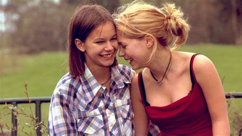 2. La Vie d'Adèle (2013) - Réalisé par Abdellatif Kechiche. J'ai adoré revoir ce film lesbien en 2023, soit 10 ans après sa sortie. L'intrigue de "La Vie d'Adèle" suit la vie d'Adèle (Adèle Exarchopoulos), une jeune lycéenne de 15 ans qui découvre son attirance pour les femmes.