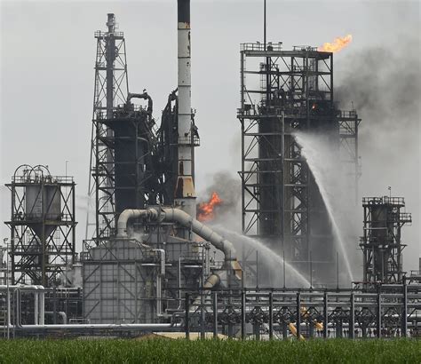 Fire breaks out at Louisiana refinery; no injuries reported
