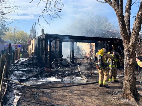 Fire burns North Austin complex; no one hurt