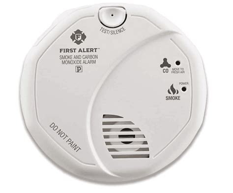 Fire detector flashing red. Well, actually, there are several reasons — just not smoke or fire. Hard wired smoke detectors go off for no reason when there’s a low or dead battery, dirt in the smoke detector, or a power surge. Smoke detectors can go off when there is steam or high humidity in the house, as well as burnt food. To avoid the alarm, clean the smoke ... 