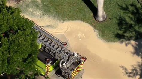 Fire hydrant ruptures while crews extinguish blaze in Palmetto Bay home