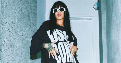 First female singer 10 billion spotify. Rihanna broke the Spotify record recently by becoming the first female singer to have 10 songs crossing the mark of one billion streams. Having released her last album 'Anti' in 2016, the singer captioned a celebratory post on Instagram: Bad Gal billi … / wit no new album… / lemme talk my s***. In British Vogue's March issue, Rihanna opened up about the pressure she feels to release ... 