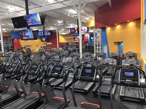 Fitness connction. The minimum age to sign up for a membership with LA Fitness is 18. Those who are between the ages of 14 and 17 can sign up with a parent or legal guardian. LA Fitness is a popular ... 