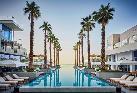 Five palm jumeirah dubai. FIVE Palm Jumeirah Dubai разполага със собствен частен плаж и 5 открити басейна, включително басейн с дължина 55 м в сърцето на комплекса. Във всички части е осигурен безплатен WiFi. Хотелът предлага 470 ... 