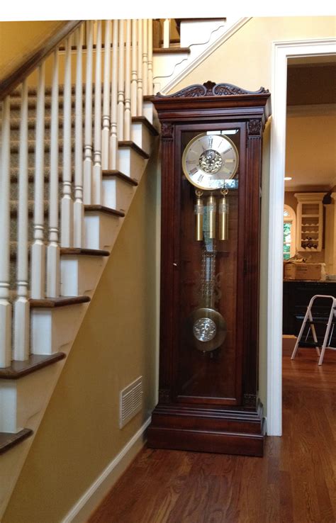 Fix grandfather clock. The more complex the problem is to fix, the more money it will cost to resolve. Basic problems on grandfather clocks will have a minimum cost of around $100, while more complex problems can run into the thousands. In some cases, you might find that the cost of repair exceeds the value of the clock itself. 