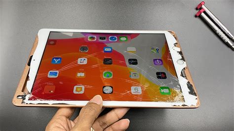 Fix ipad screen. Hard Reset Your iPad. A lot the time, your iPad screen goes black because of a software crash. In many cases, your iPad is still on and running in the background! A hard reset can temporarily fix the problem if your iPad is experiencing a software crash. Simultaneously press and hold the power button and the Home button until the Apple … 