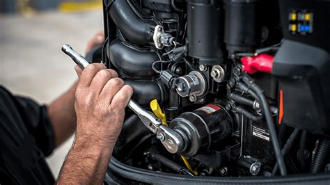 Fixing outboard motors. Let’s look at common hydraulic steering system issues: 1. Contamination in the hydraulic fluid: If many components in your boat hydraulic steering have failed, check for contamination in the fluid. Bleed the lines and inspect if there’s any contamination in the hydraulic fluid. If yes, you’ll need to replace the fluid. 