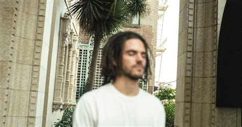 Fkj tour. FKJ, or French Kiwi Juice, is the stage name of the french singer, songwriter, DJ, and musician Vincent Fenton. He was born in Tours, France on March 27, 1991. 