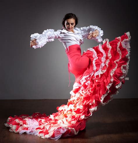 Flamenco dance. For dancers, guitarists, singers, palmero/as, percussionists, or musicians who want to unravel the mysteries of flamenco rhythm. Because it’s the rhythm that connects us all, and any flamenco artist must know how to play palmas and nudillos correctly! Learn to recognize los compases flamencos: understand them, practice them, feel them and…feel … 