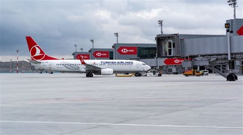 Flights to i̇stanbul. When you check airline flight statuses online, you learn important information about whether the flight is on time, when it’s due to arrive and even what gate it’s going to. Checki... 