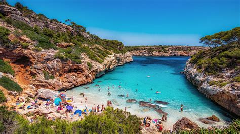 Flying to Majorca: things to know. There are 26 airlines that fly from the United States to Majorca. The most popular route is from Miami International Airport in Miami to Palma de Mallorca Airport in Palma de Mallorca. On average, this one-way flight takes 12 hours 53 minutes and costs $1,389 round trip. The most popular route..