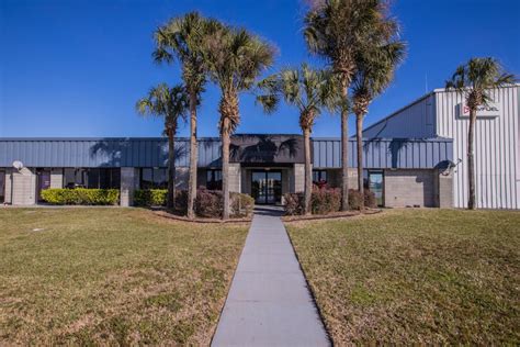 Roughly 5 mi west of central Ocala, Ocala, FL (OCF-Ocala Intl.) is the city’s principal hub. Keep in mind things such as flight departure and arrival times and the distance to your hotel before settling on an airport.. 